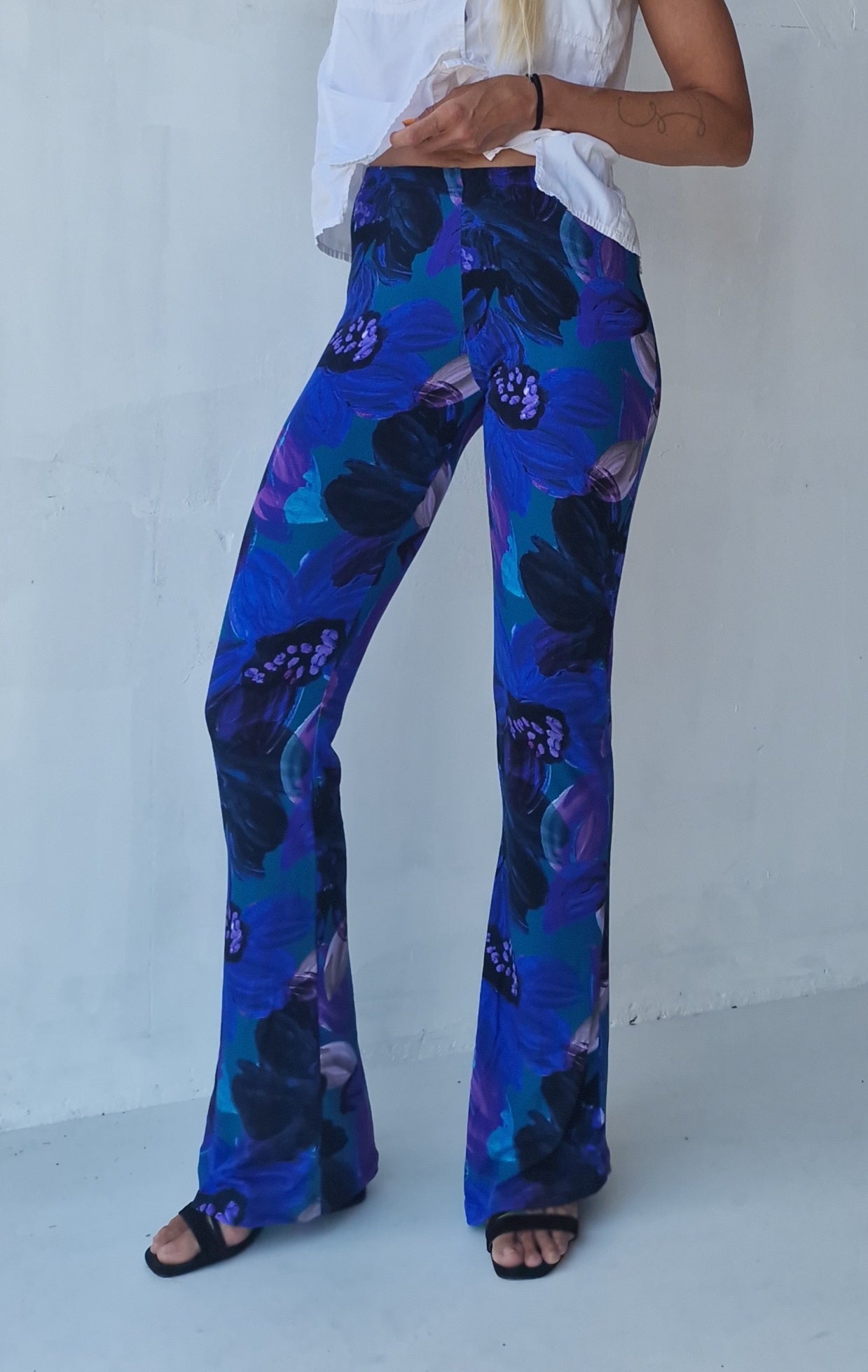 Flared blue & violet flowers viscose | tall | lengte 34 en 36 [PRE-ORDER]