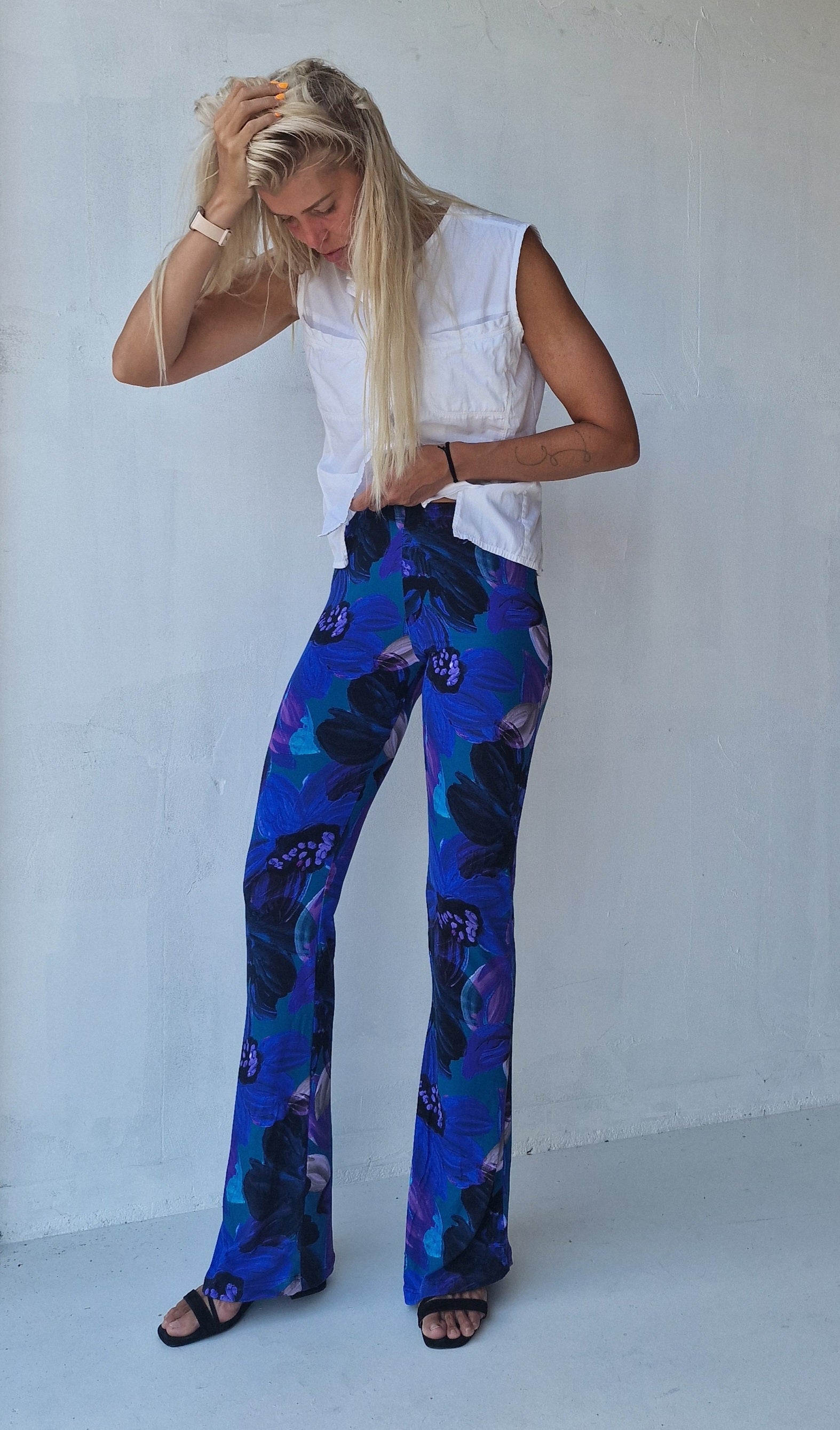 Flared blue & violet flowers viscose | tall | lengte 34 en 36 [PRE-ORDER]
