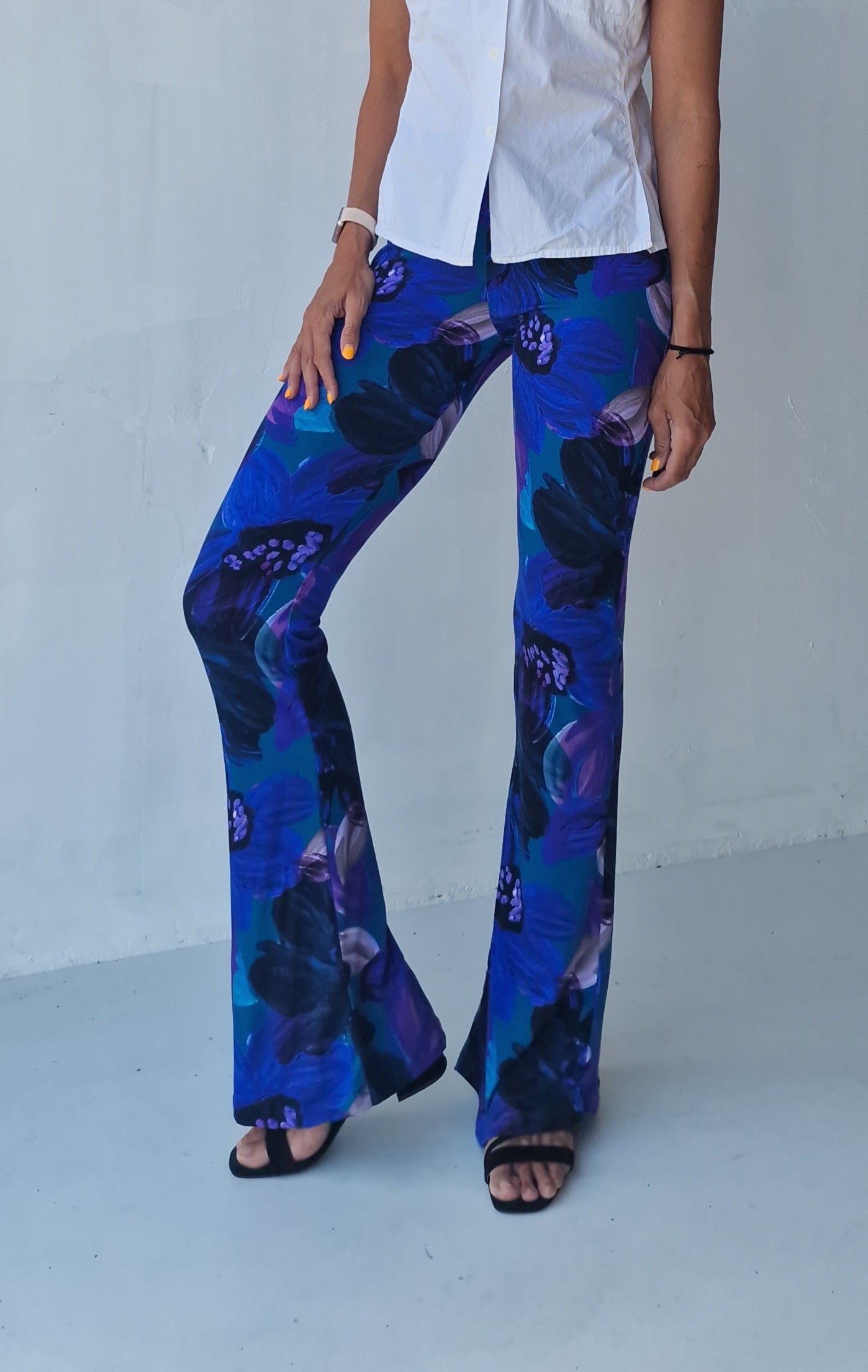 Flared blue & violet flowers viscose | tall | lengte 34 en 36 [PRE-ORDER]