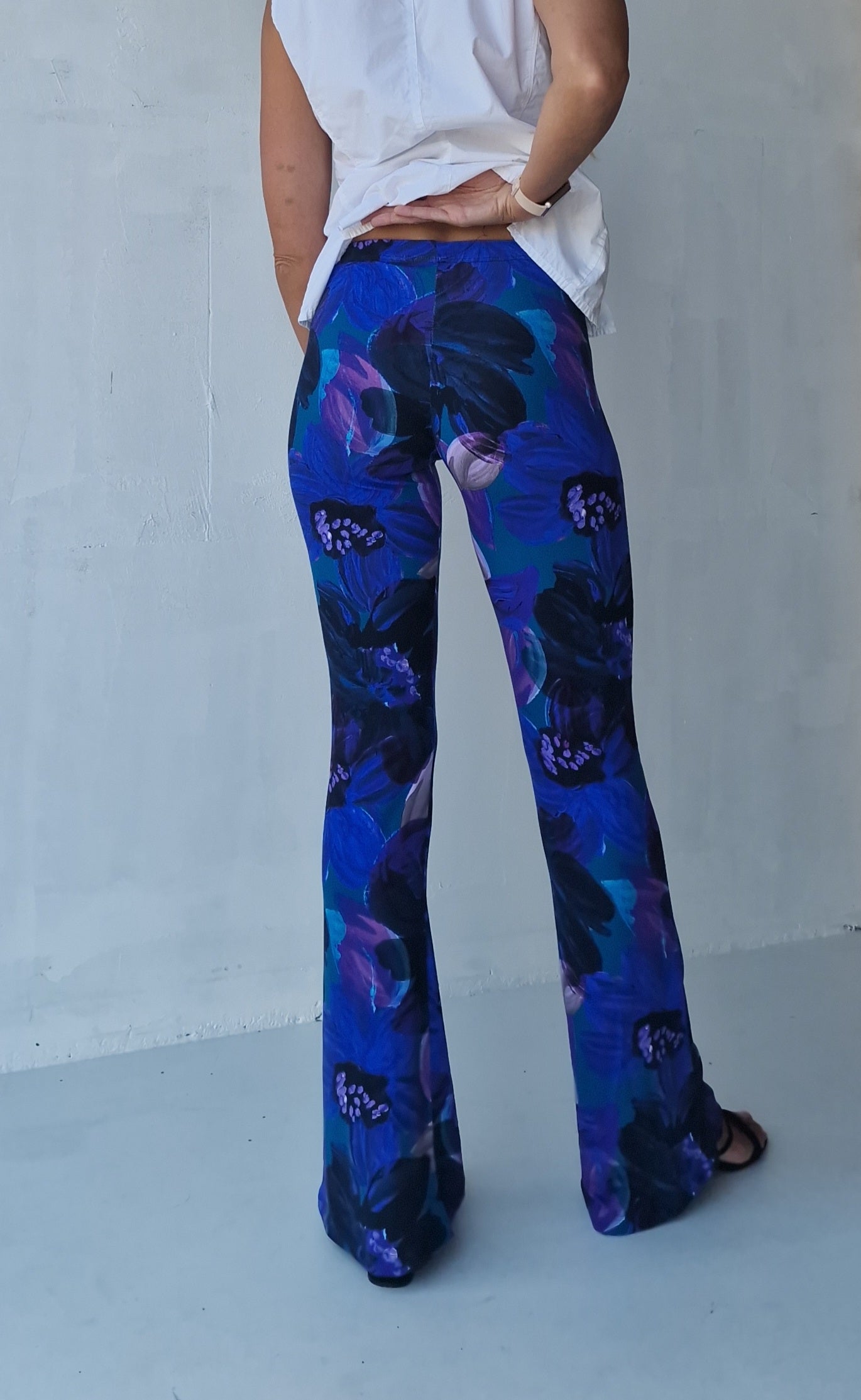 Flared blue & violet flowers viscose | tall | lengte 34 en 36 [PRE-ORDER]