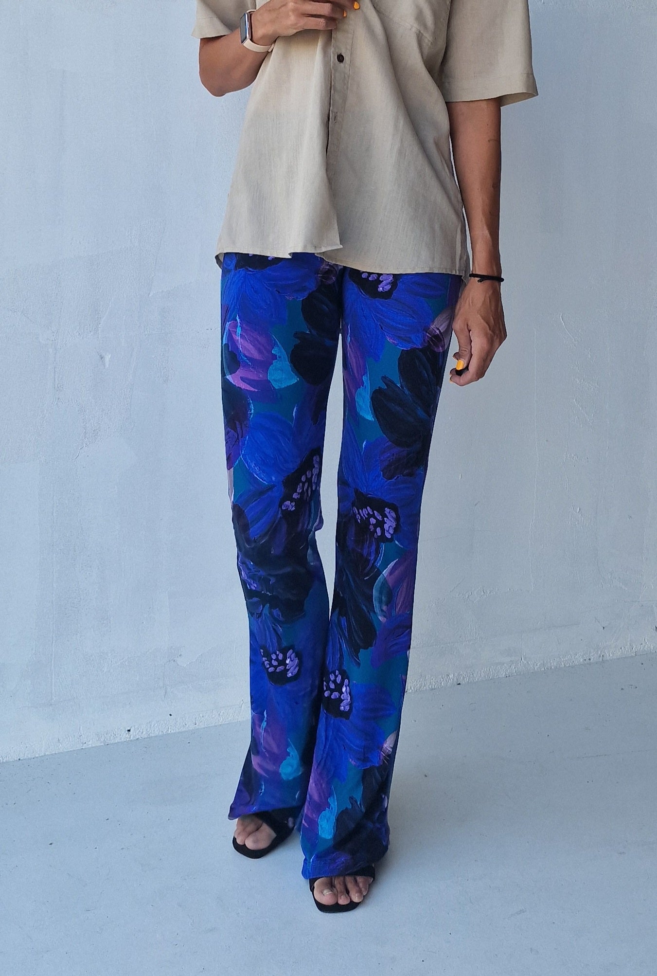 Flared blue & violet flowers viscose | tall | lengte 34 en 36 [PRE-ORDER]