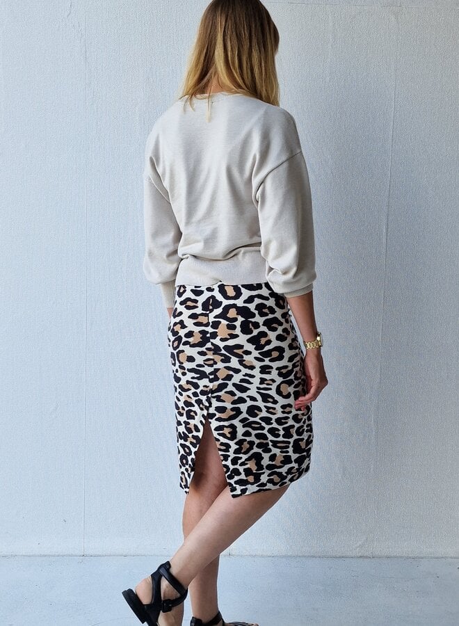Rok | leopard | stretch | tall