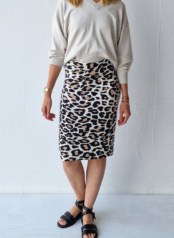 Rok | leopard | stretch | tall