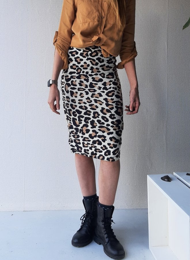 Rok | leopard | stretch | tall
