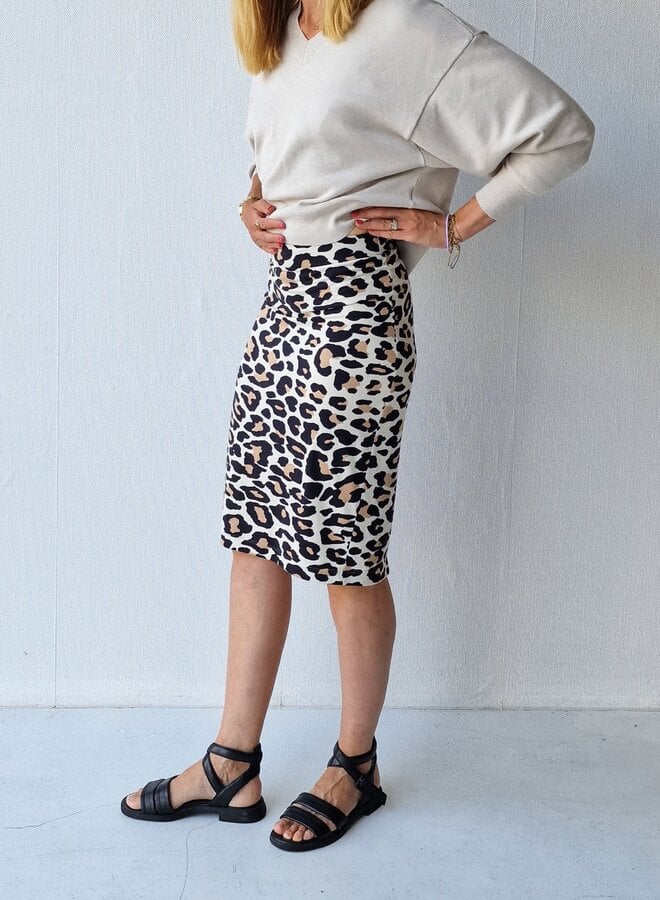 Rok | leopard | stretch | tall