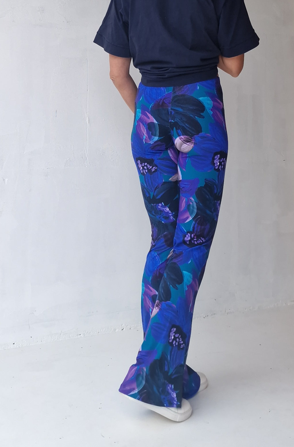 Flared blue & violet flowers viscose | tall | lengte 34 en 36 [PRE-ORDER]