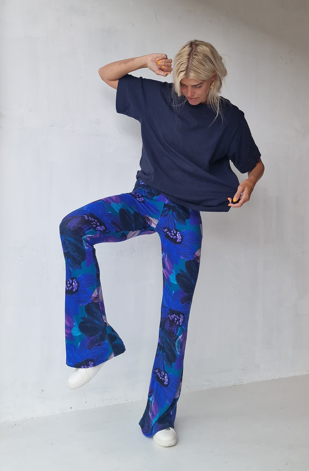 Flared blue & violet flowers viscose | tall | lengte 34 en 36 [PRE-ORDER]