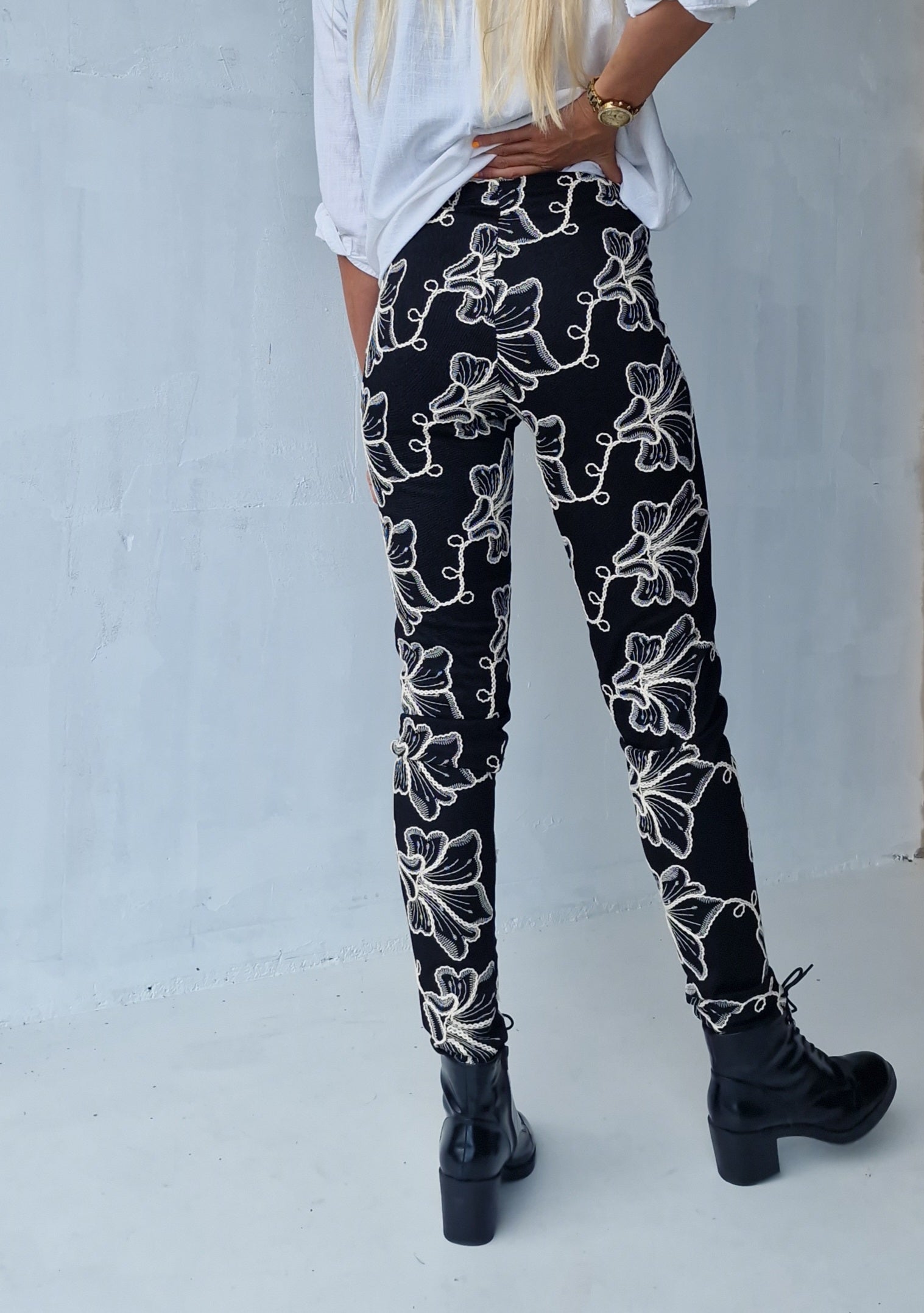 Legging black stitched flowers | tall | lengte 34 en 36