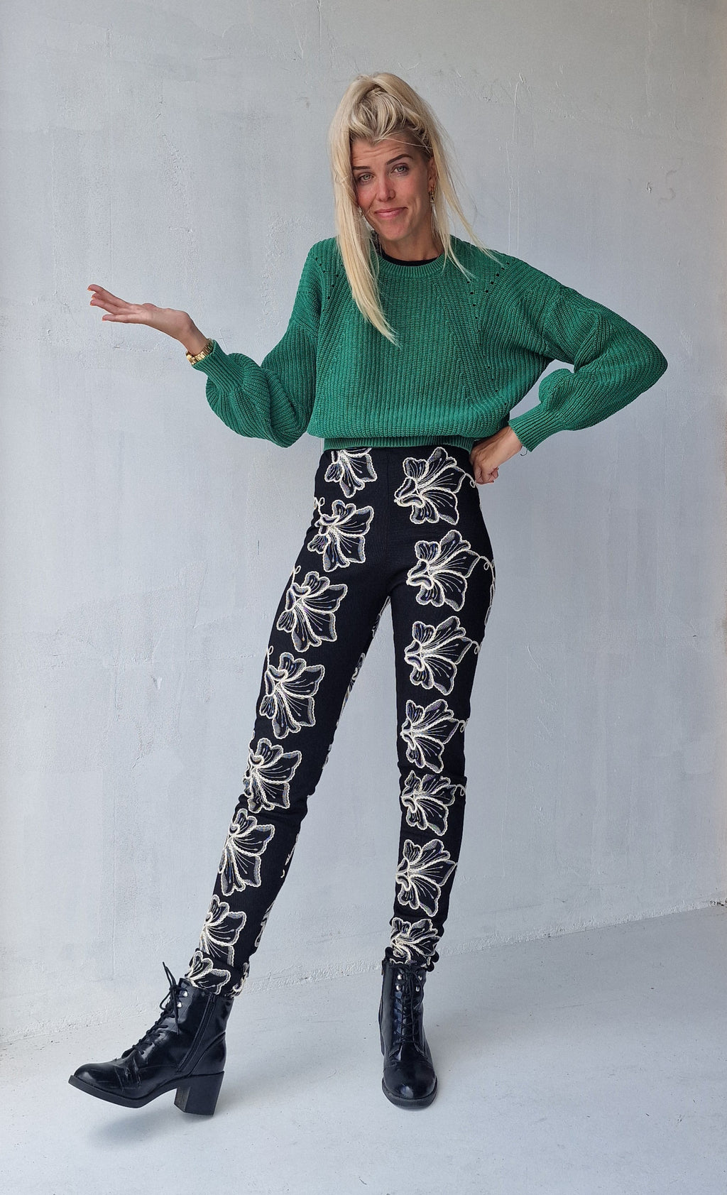 Legging black stitched flowers | tall | lengte 34 en 36