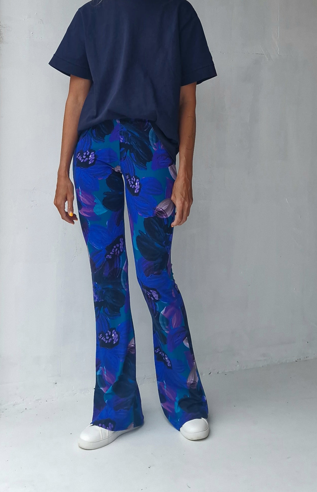 Flared blue & violet flowers viscose | tall | lengte 34 en 36 [PRE-ORDER]