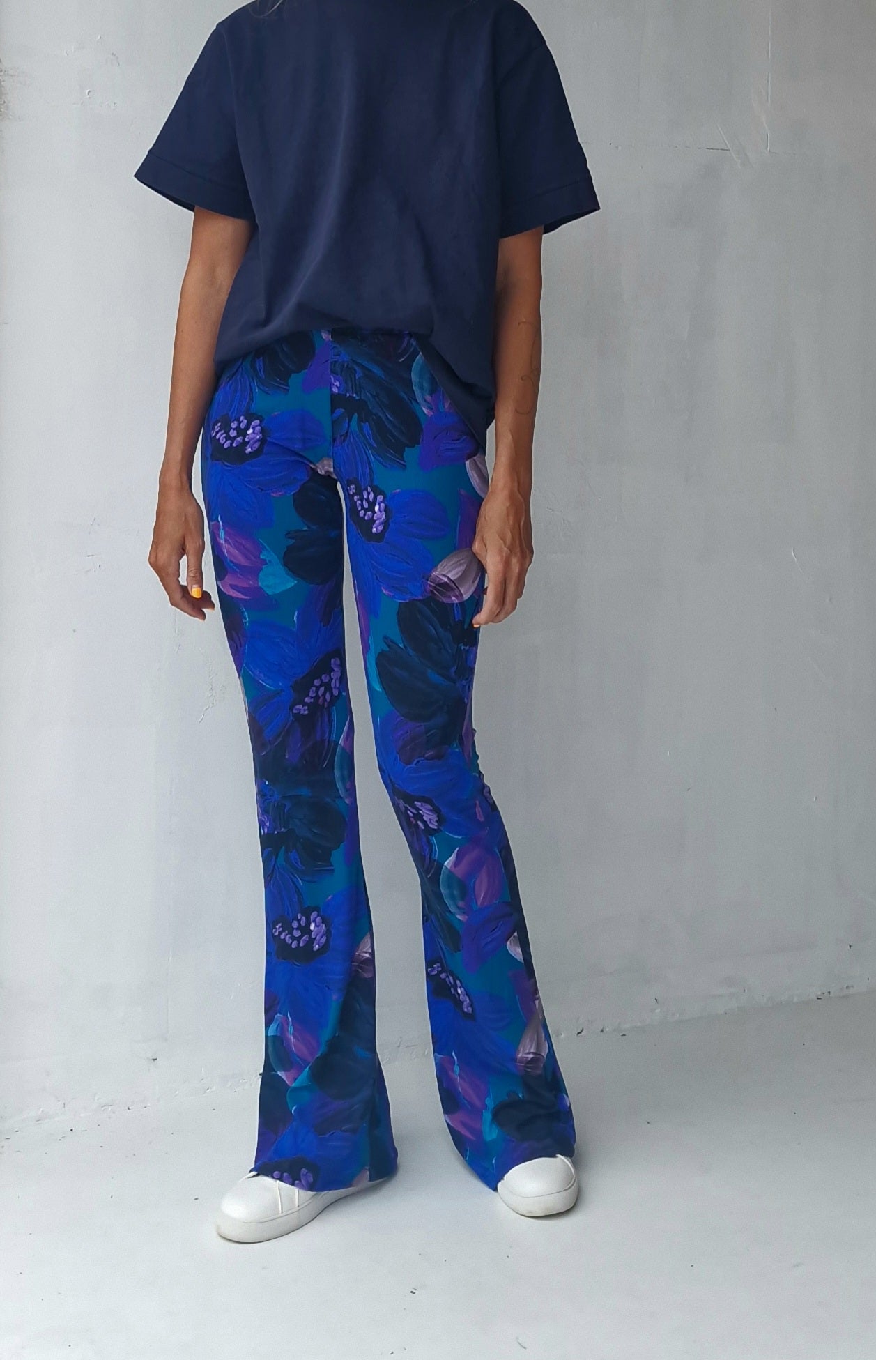 Flared blue & violet flowers viscose | tall | lengte 34 en 36 [PRE-ORDER]
