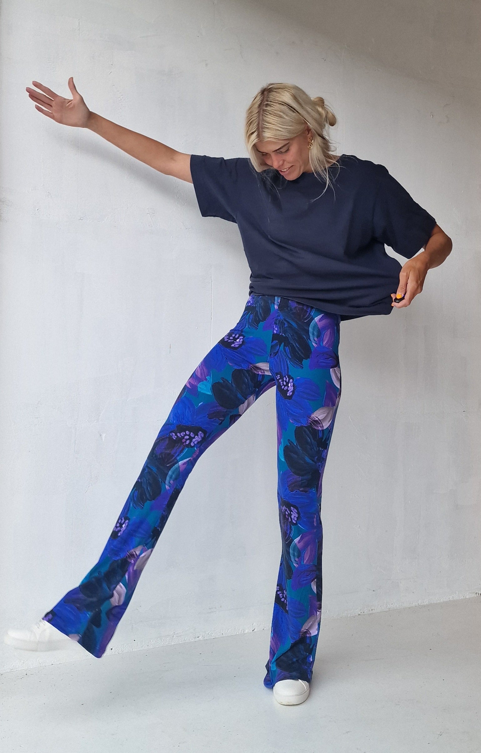 Flared blue & violet flowers viscose | tall | lengte 34 en 36 [PRE-ORDER]